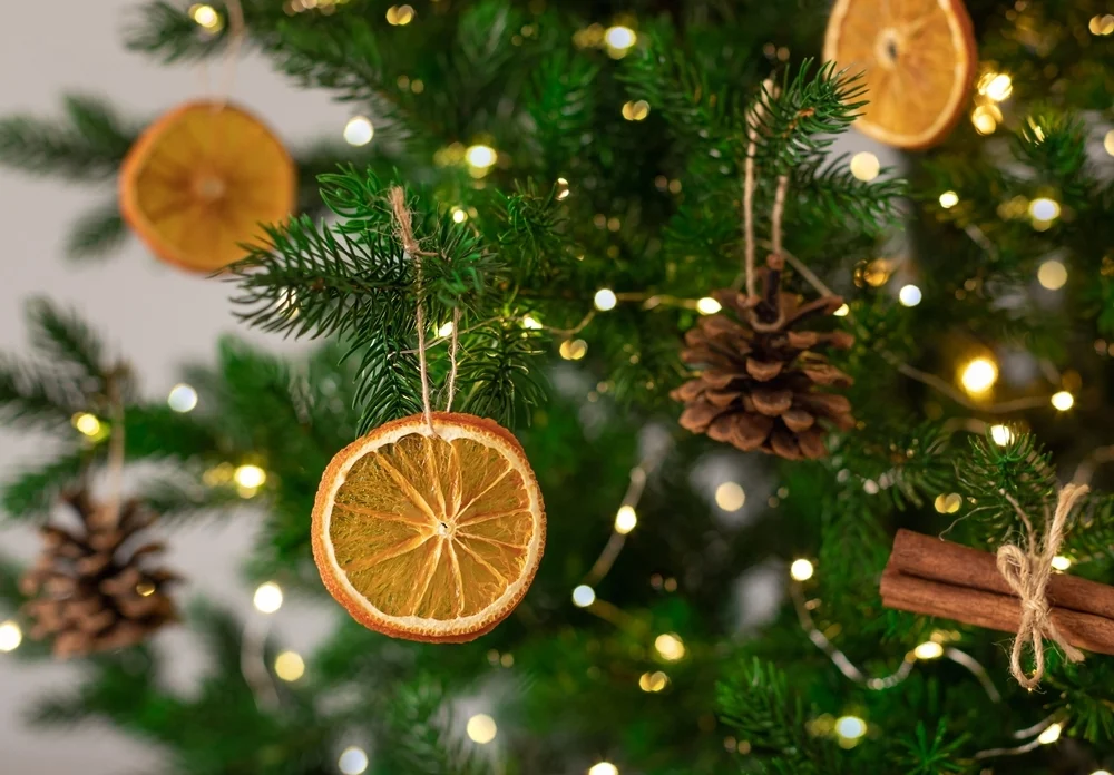 Tree decorations made from oranges, cinnamon sticks and pine cones