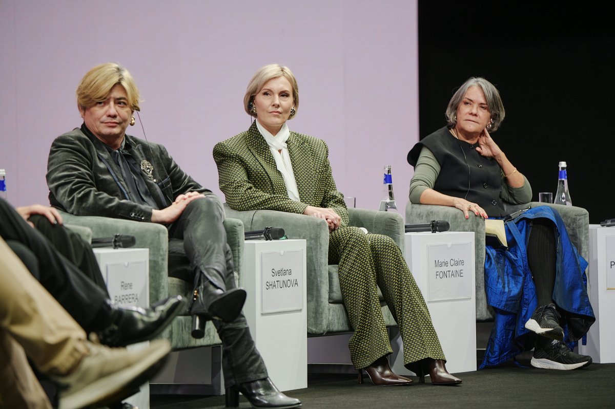 people person adult female woman crowd shoe coat audience face